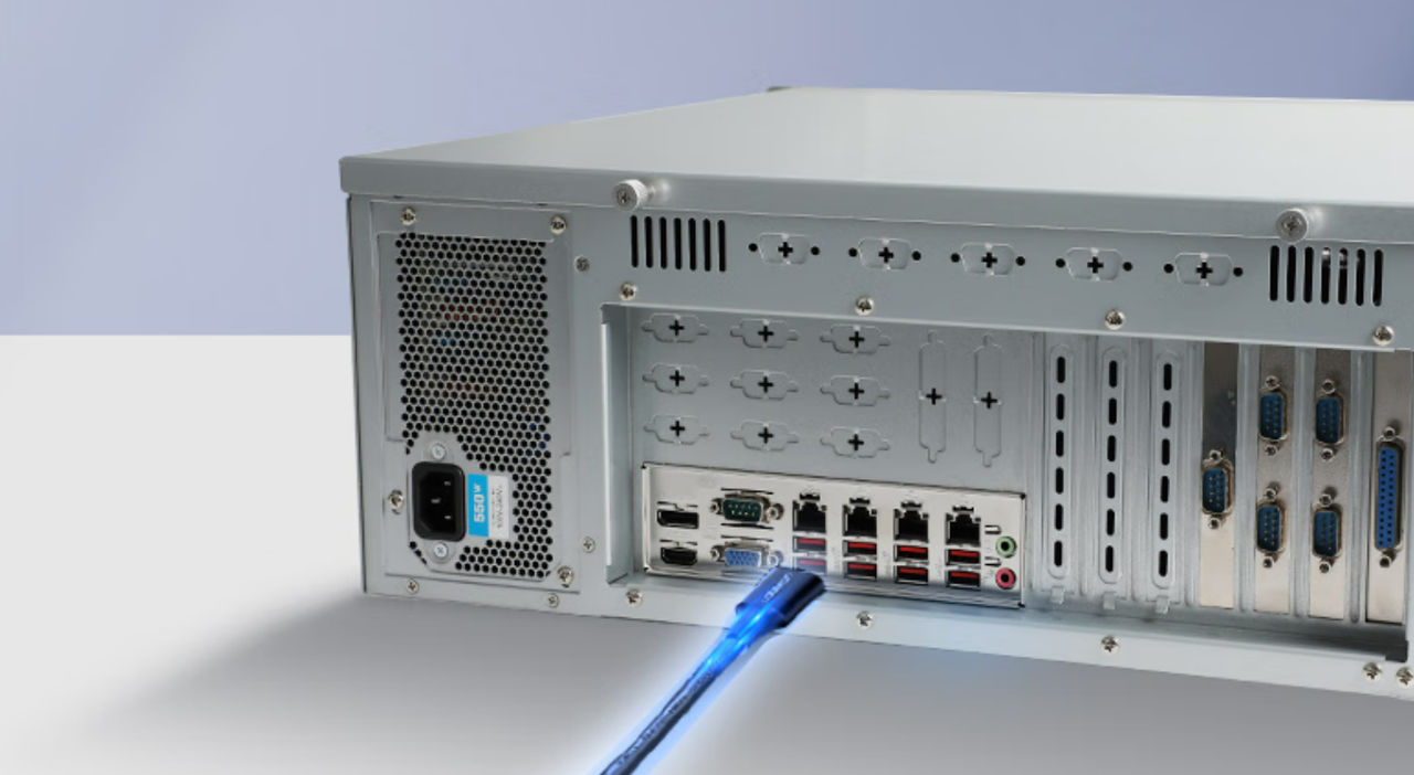 該設(shè)備板載7個(gè)PCIe插槽——1個(gè)PCIe*16（Gen15）或2個(gè)PCIe*8（Gen5），1個(gè)PCIe*1，4個(gè)PCI*4。