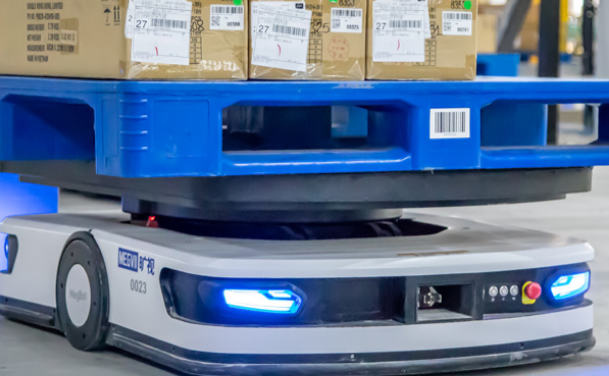 AMR作為一種具有自主感知、路徑規(guī)劃和避障等核心技術(shù)的移動(dòng)機(jī)器人技術(shù)，它們能夠在不同的環(huán)境中自主移動(dòng)并執(zhí)行各種任務(wù)。