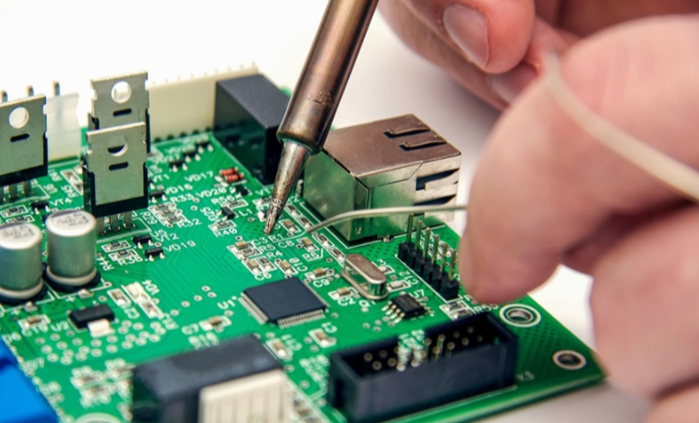 工控機(jī)還可以與其他設(shè)備進(jìn)行通信，實(shí)現(xiàn)數(shù)據(jù)共享和遠(yuǎn)程監(jiān)控，提高了電子電路研發(fā)的效率和可靠性。